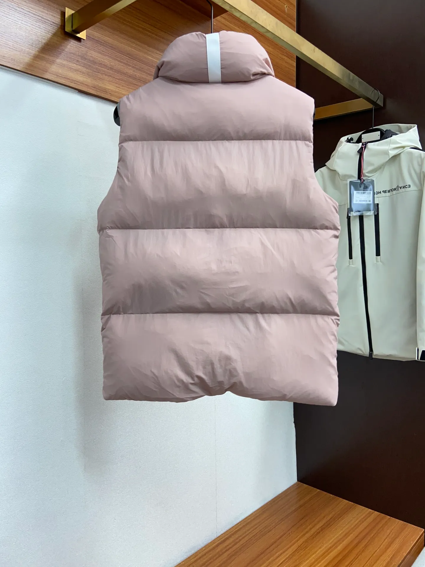 P520 original single version exclusive release #𝘾𝘼𝙉𝘼𝘿𝘼 𝙂𝙊𝙊𝙎𝙀/𝙅𝙪𝙣𝙘𝙩𝙞𝙤𝙣 top original TOP version restored ZP up to 98%‼ ️ CANADA GOOSE/Canada Goose Pastels Pastel Series Everett White Label Vest This versatile Everett vest is a lightweight layering item suitable for wearing in all seasons. It is trimmed in all white and equipped with D-rings for hanging gloves or other daily items when outside. It is ideal for travel and unpredictable weather conditions. The pocket openings and cuff edges are reinforced with CORDURA fabric for durability. The reflective stripes on the back of the collar improve visibility in dim environments, making it the first choice for travel. Note: In order to maximize profits during the production process, some businesses add toxic waste silk, 50 velvet, hand-feel velvet, etc. into the clothes! It is said to be 90% white duck down, purchasing agent level, or even more exaggeratedly said to be 90% white goose down, to fool the layman! (You can consult the official Big Goose. All authentic styles are made of white duck down) ⚠️ Remember, you get what you pay for! Don't be greedy for small gains, or you will suffer big losses!  Size: XS S M L XL Color: Black Melt Water Blue Soft Pink Moonlight Lime